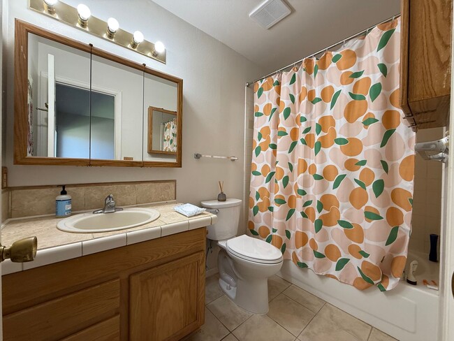 Building Photo - Stunning 2 Bed, 2 Bath Condo in Prime Boul...