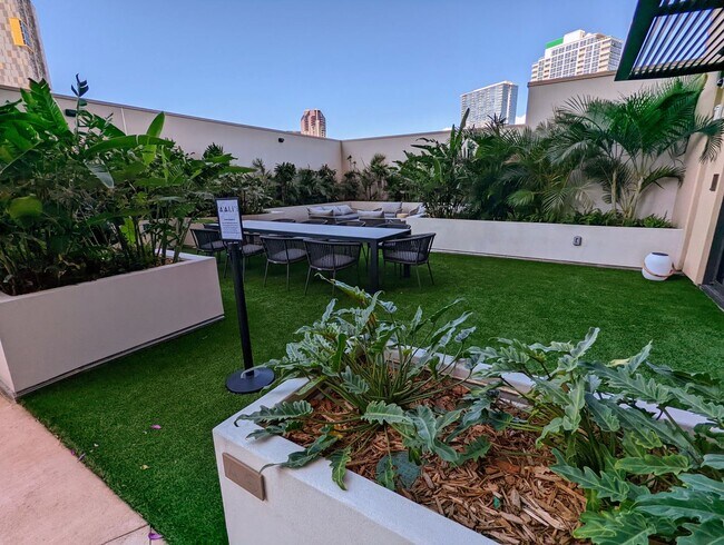 Building Photo - New Fully Furnished High Floor luxurious S...