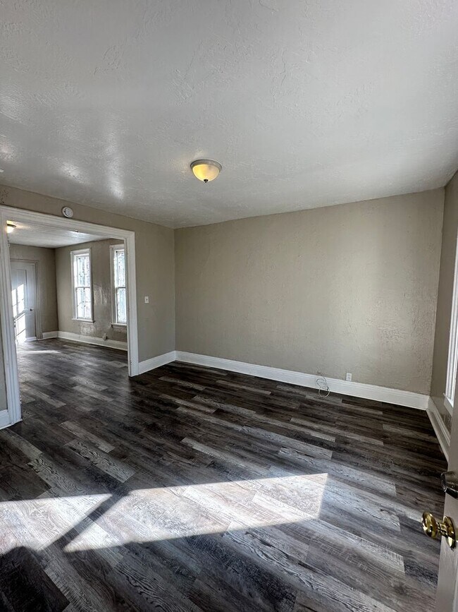 Building Photo - Spacious Single Family Home Ready for Rent in Great Neighborhood