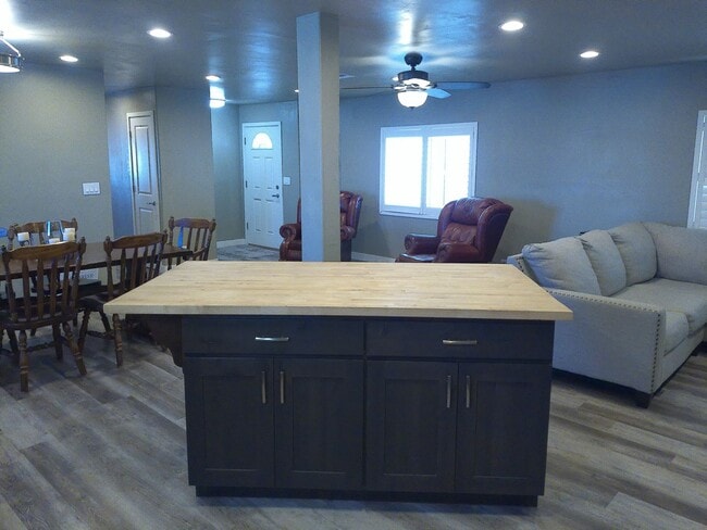 Building Photo - Spacious 4 bedroom 2 bath Double wide Available short term or long term