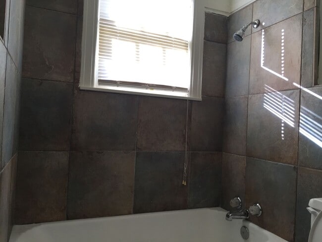 Building Photo - Pre Leasing for Fall 2026!