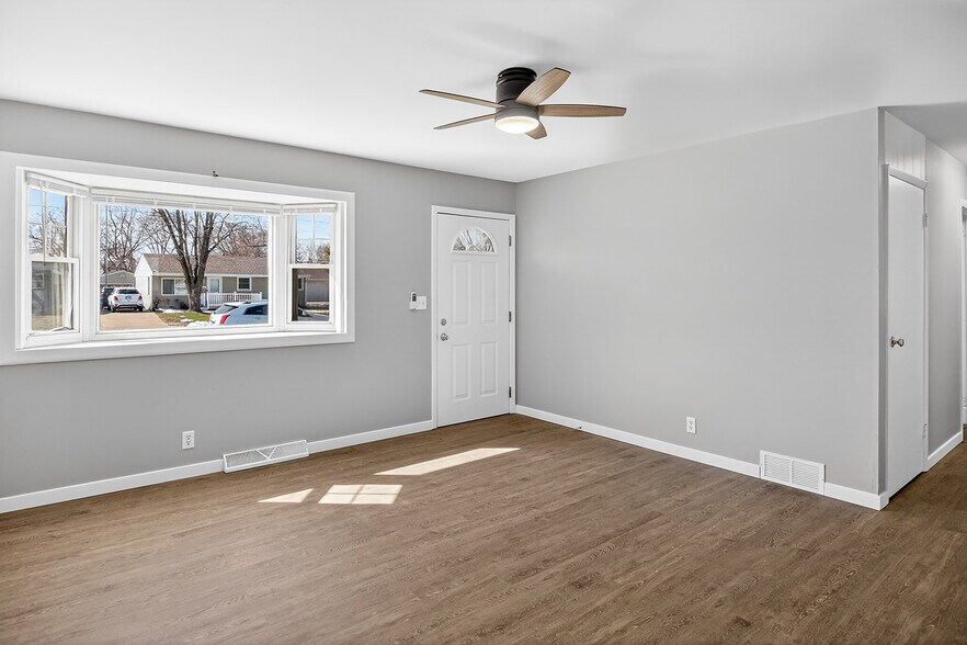 Building Photo - 7407 Saturn St