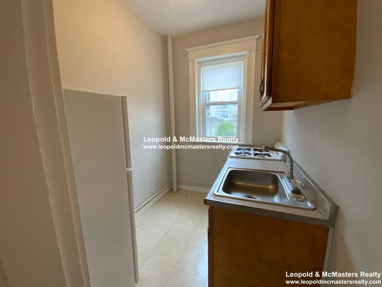 Building Photo - 68 Woodstock Ave