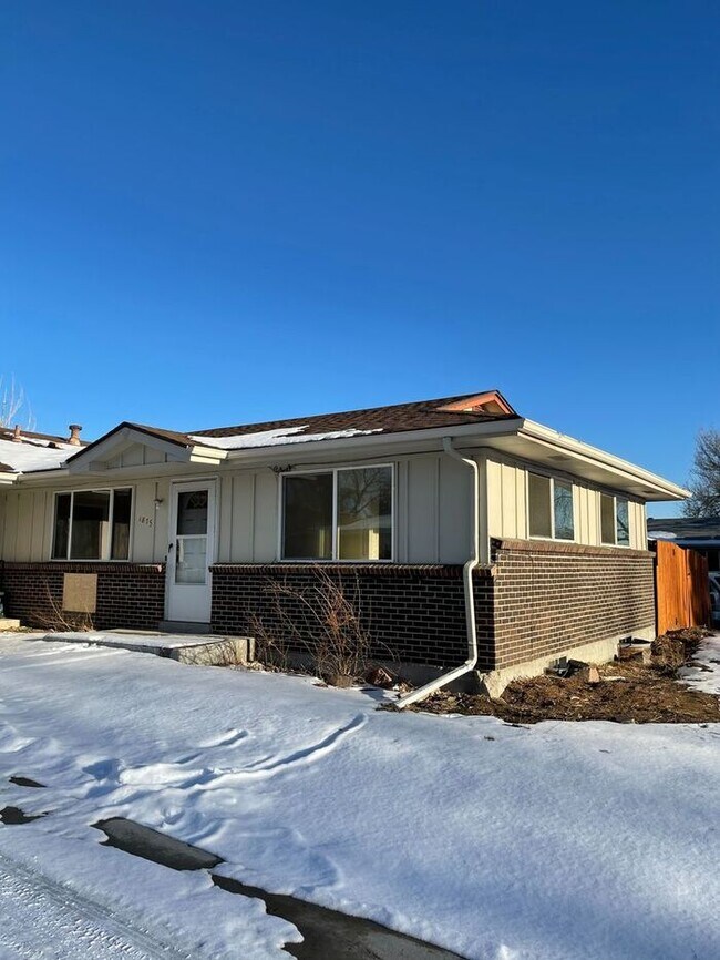 Building Photo - Good home, great location -- MUST SEE