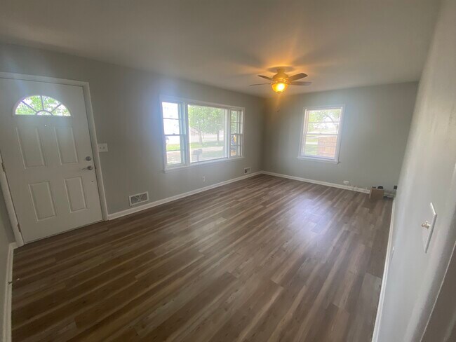 Building Photo - 919 George Madison Dr