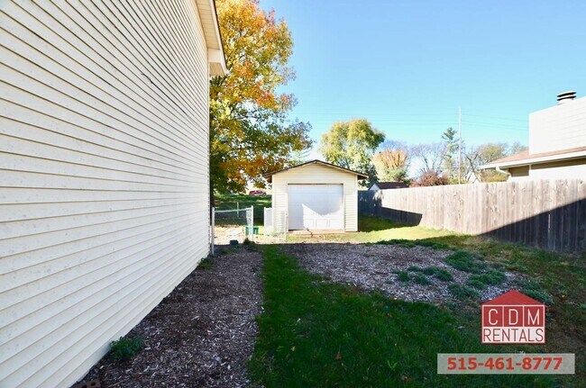 Building Photo - Wonderful Urbandale Home