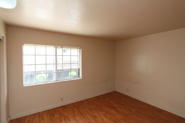 Building Photo - 2 bedroom, 1.5 bath, 1 parking split level...