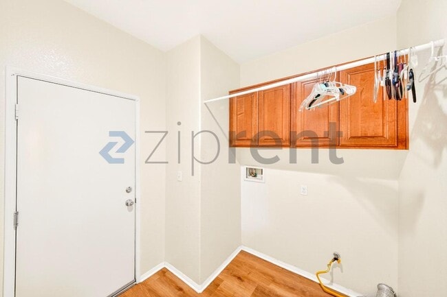 Building Photo - 6085 Medinah St