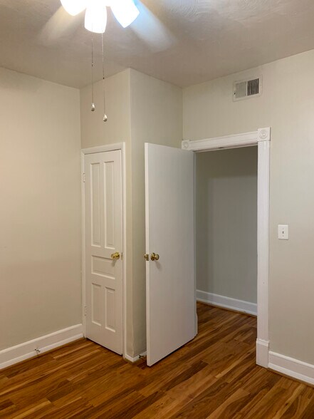 Building Photo - 527 9th St NE