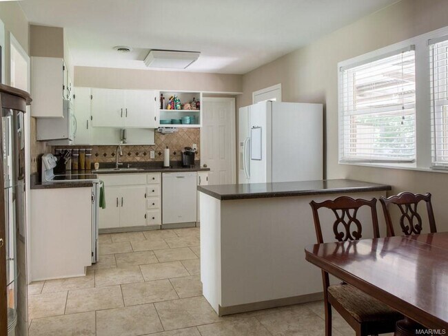 Building Photo - Adorable 3 bedroom/1 Bath in Forest Hills!