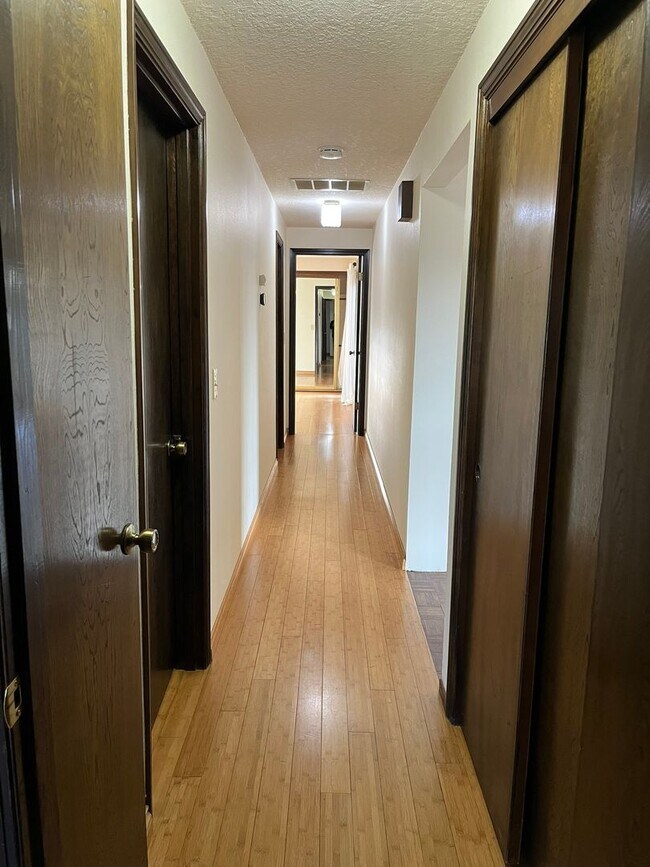 Building Photo - Beautiful One-Level Home with Sunroom, Vaulted Ceilings & Multiple Living Areas