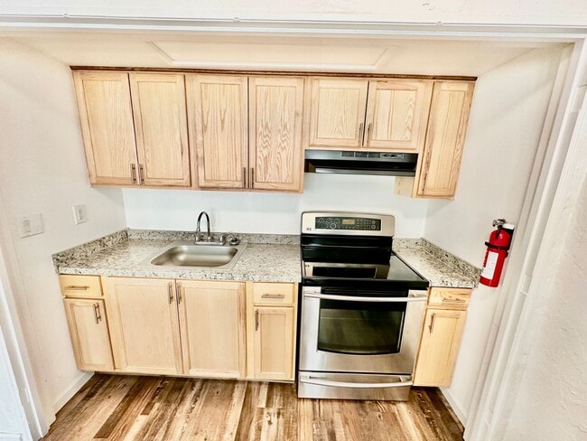 Building Photo - Charming 1/1 in the Heart of Tower District