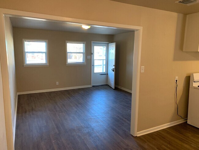 Building Photo - Completely Remodeled 3 bed house!