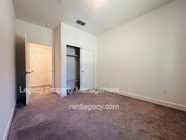 Building Photo - 320 Fruitvale Rd