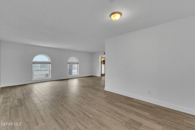 Building Photo - Come to check this beautiful house 4 bedrooms, possible 5th bed and 3 baths.