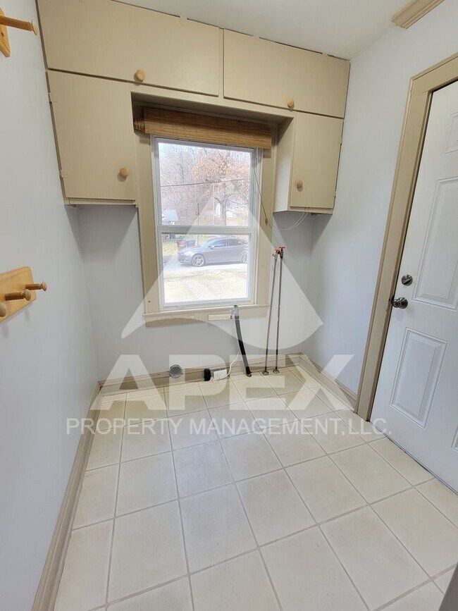 Building Photo - Craftsman Style 2 Bd 1- Ba Single Family H...