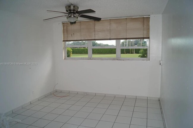 Building Photo - 9820 S Hollybrook Lake Dr