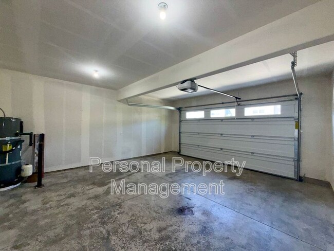 Building Photo - 5839 NE 56th Pl