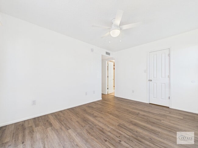 Building Photo - Single Family Home Available Now!