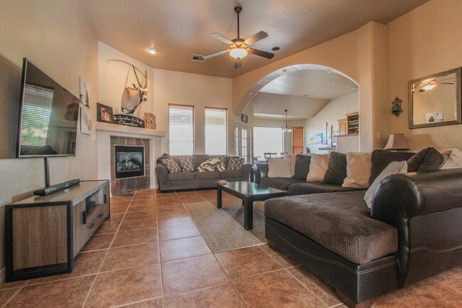 Building Photo - Plenty of space with this 4 Bedroom, 2 Bat...