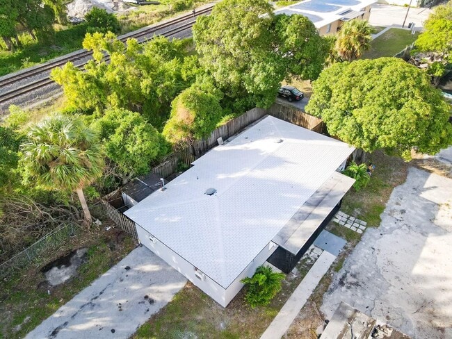 Building Photo - 1003 8th St