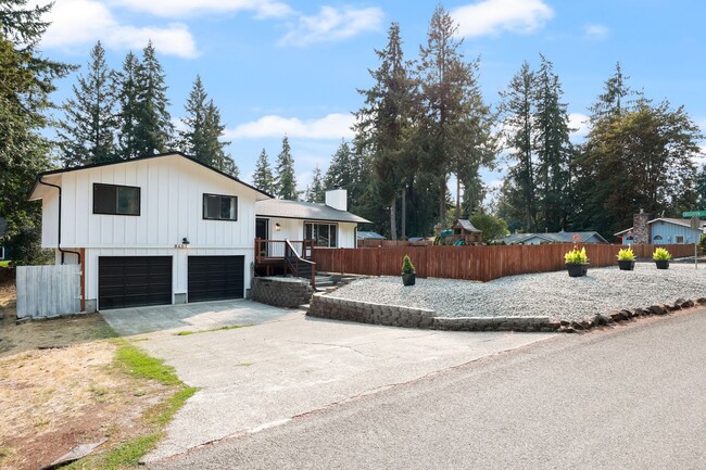 Building Photo - Home with private Long Lake community beac...