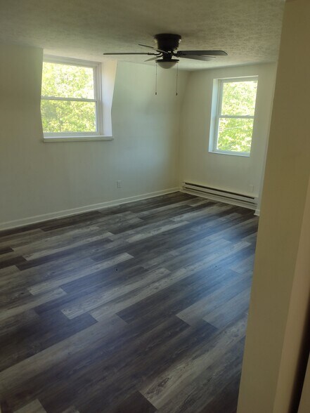 Building Photo - 2556 Beekman St