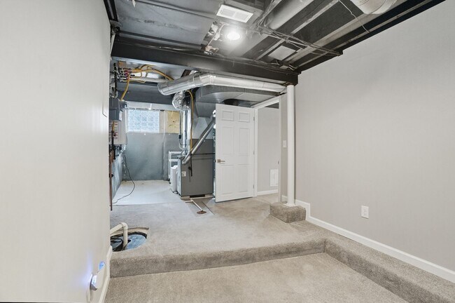 Building Photo - 6 Bed/3 Bath Remodeled Hyde Park Home w/Ce...