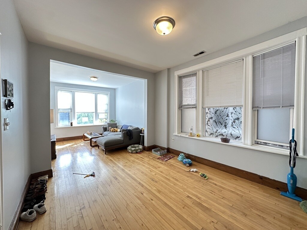 Building Photo - 2136 W Chicago Ave