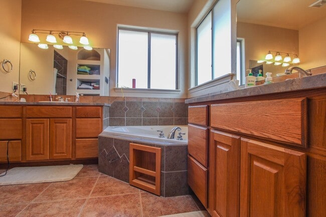 Building Photo - Plenty of space with this 4 Bedroom, 2 Bat...
