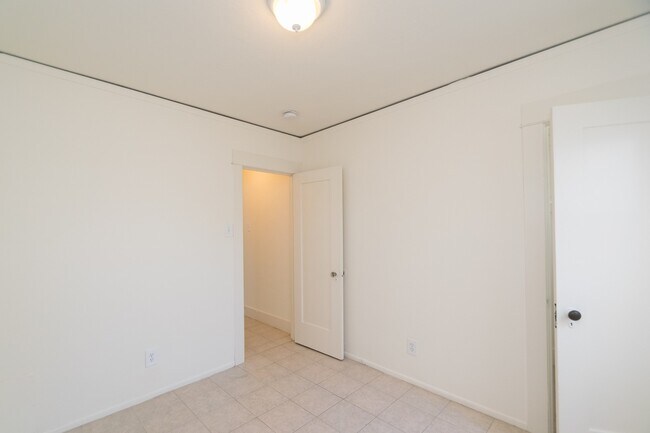 Building Photo - 1718