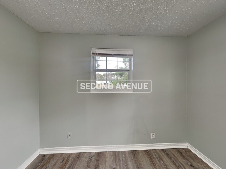 Building Photo - 7333 Roslyn Rd