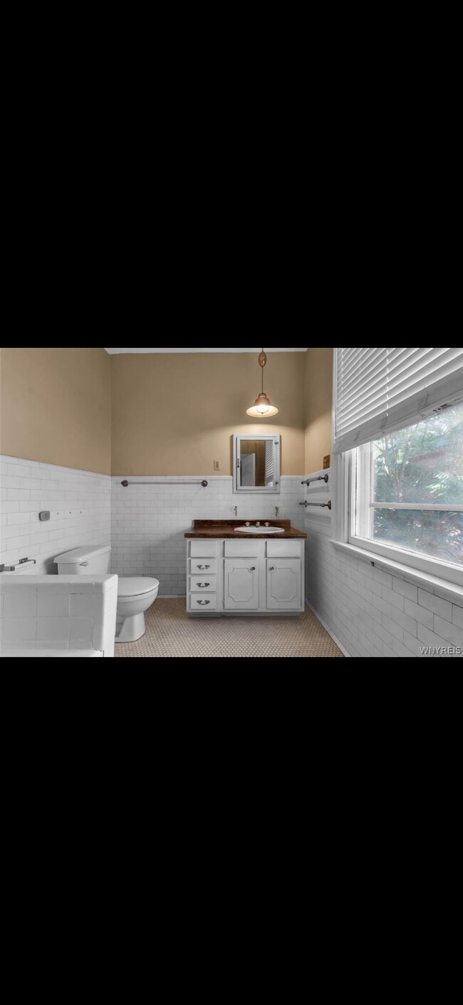 Building Photo - 444 Linwood Ave