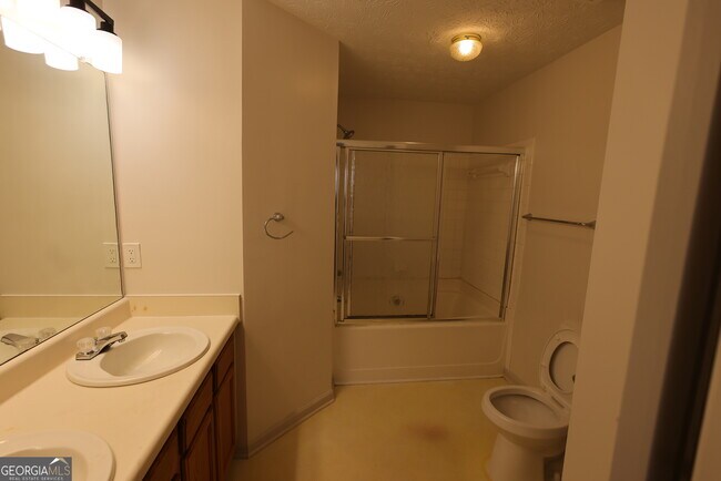 Building Photo - 5460 Hampton Ct