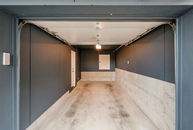Building Photo - Gorgeous 3Bed/2.5 Bath Townhome in Queen Anne!