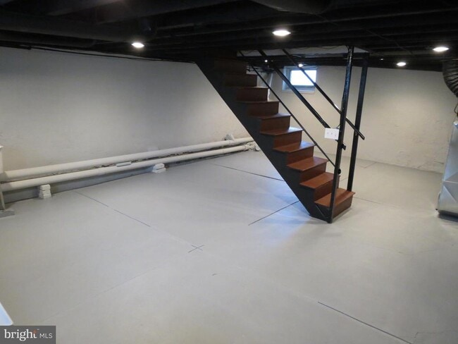 Building Photo - 240 Pensdale St