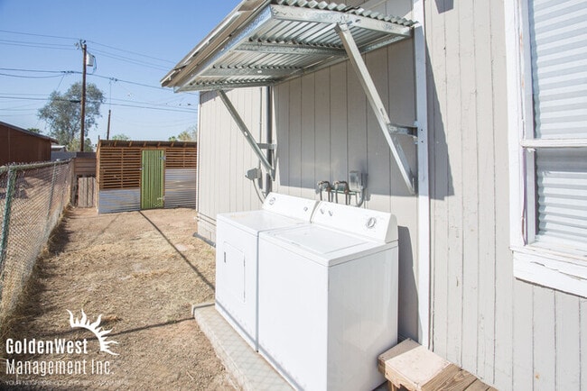 Building Photo - Charming 2Bdm 1Ba Duplex in Greater Corona...