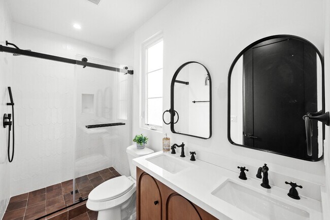 Building Photo - Bright and Spacious Newly Renovated Townhome | 5 Bedroom | 5 Bathroom | Parking Included