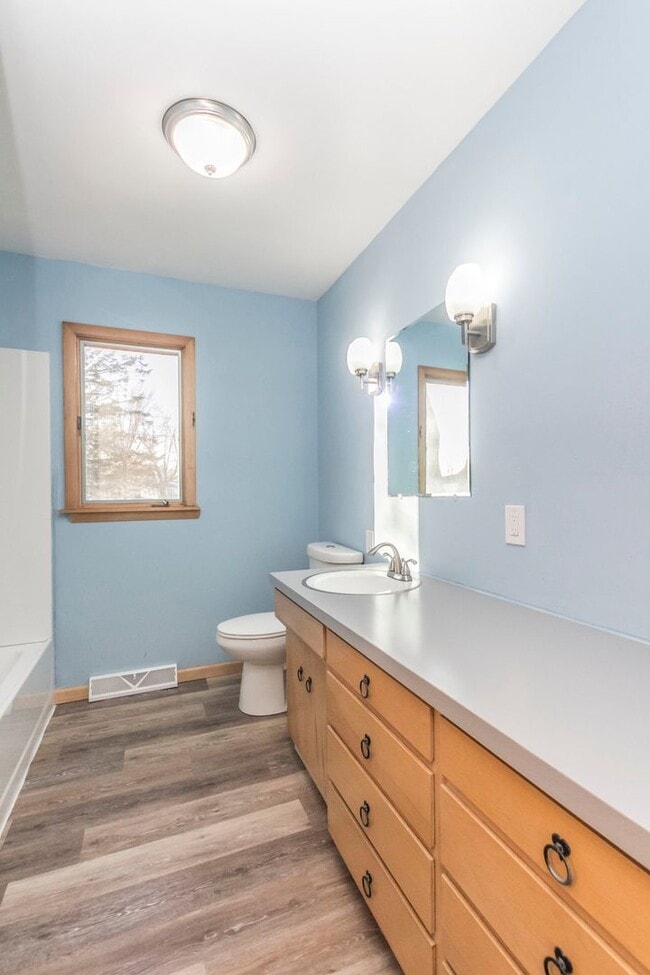 Building Photo - Spacious 3 Bedroom 1 Bathroom
