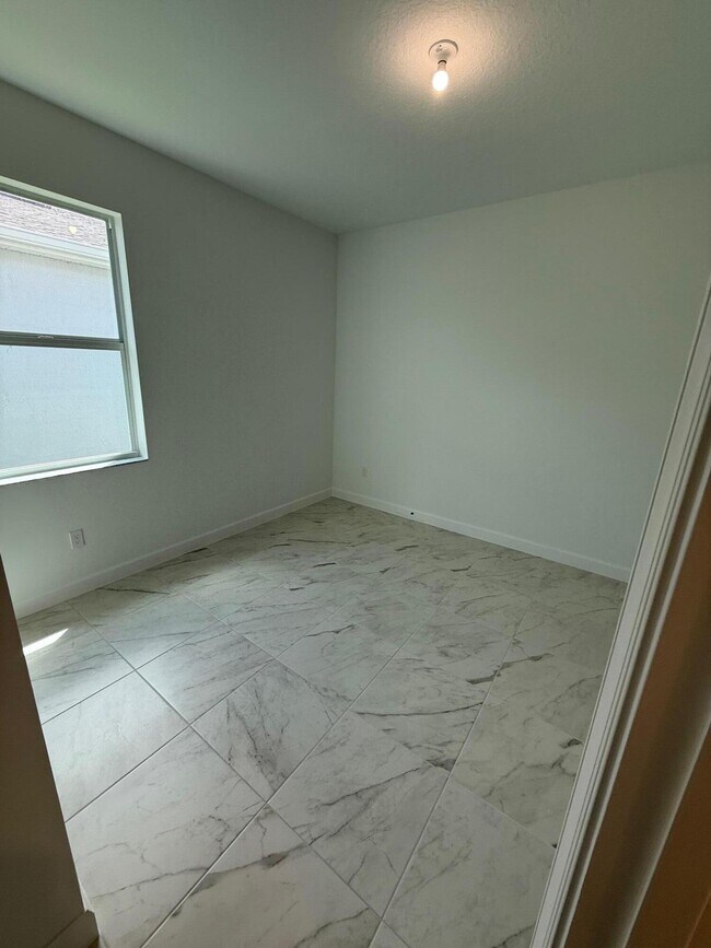 Building Photo - 13509 SW Bally Dr