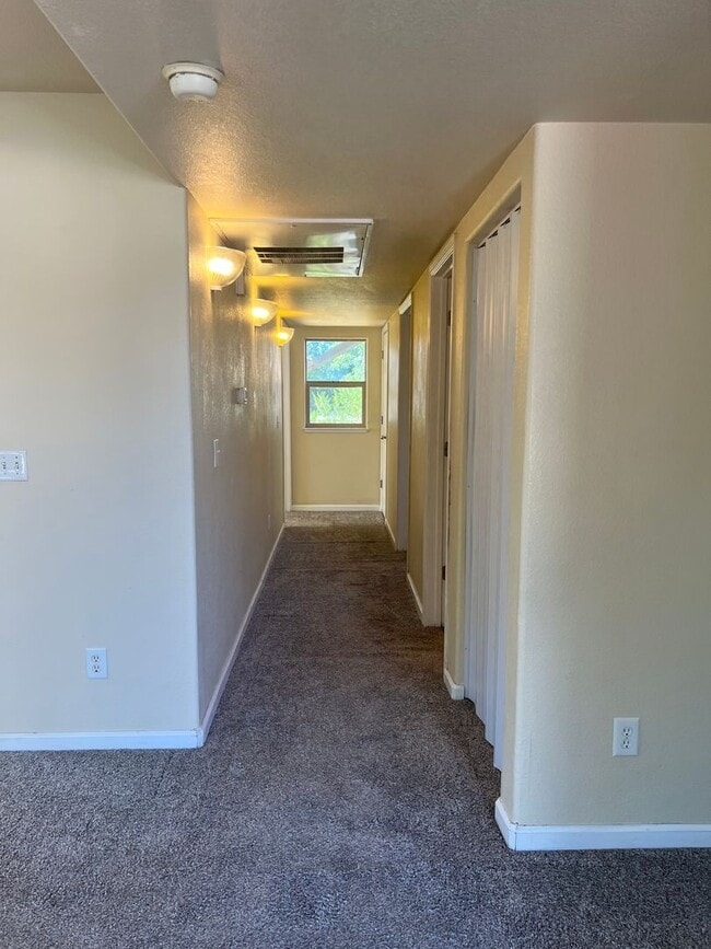 Building Photo - Charming Two Bedroom Apartment in the Hear...