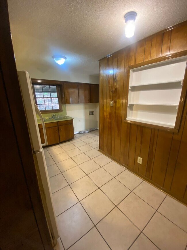 Building Photo - **ON HOLD**3 Bedroom / 2 Bathroom Home for...