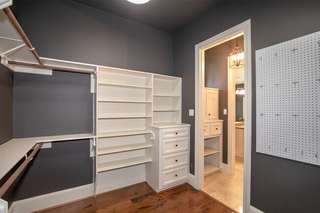 Building Photo - 611 Park Ln