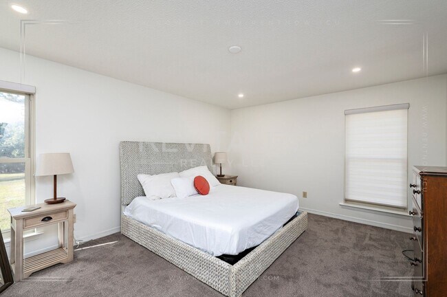 Building Photo - Stunning 3 Bed 2 Bath Brick Home with Huge Yard!