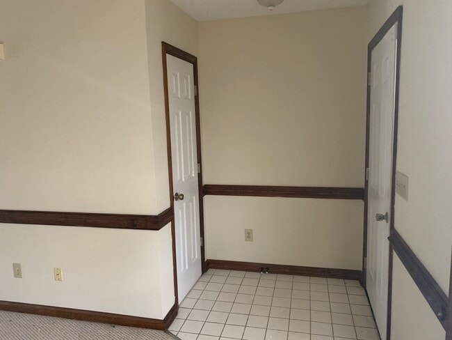 Building Photo - Beautiful home located right outside City ...