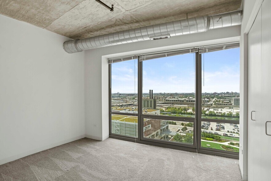 Building Photo - 879 S Clark St