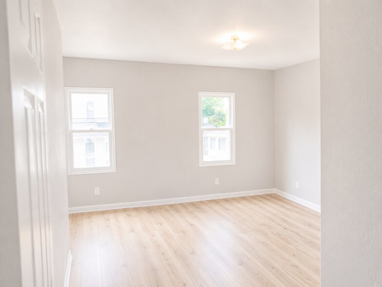 Building Photo - 324 2nd Ave