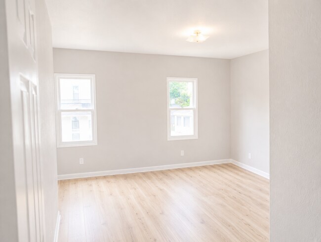 Building Photo - 324 2nd Ave