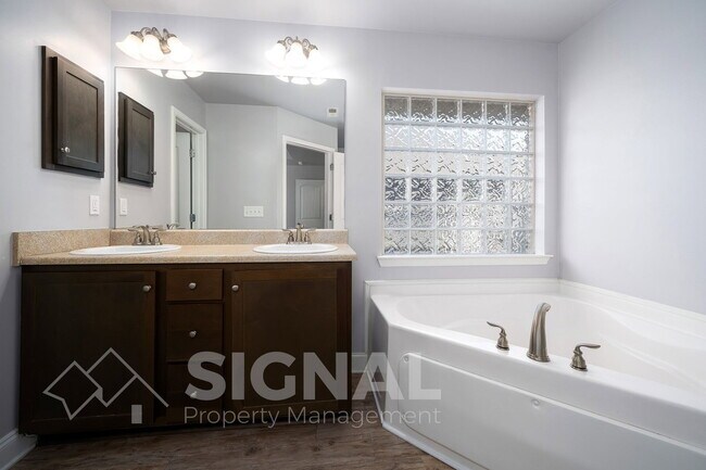 Building Photo - 473 River Crest Dr N