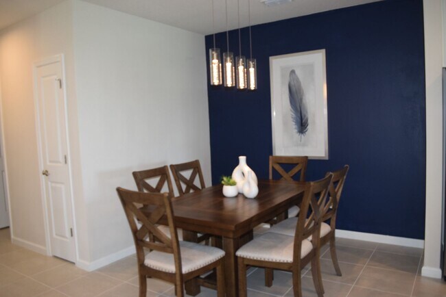 Building Photo - Stunning and elegant fully furnished 3/2/2 villa with Pool, hot tub & Lake views
